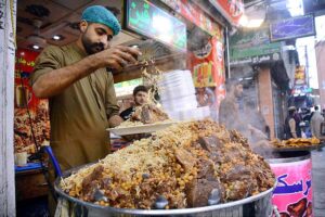 A vendor displaying traditional ‘Kabli Pulao’ to attract the customers at Kabli Chowk