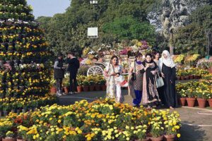 People visit and enjoying flower show at Race Course Jillani Park