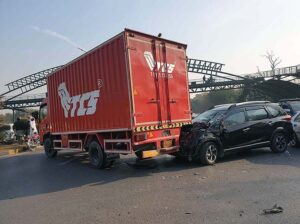 A view of accident after a vehicle hit to another at Islamabad Expressway. 