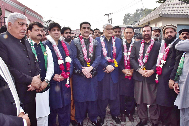 Group photo of Former Federal Law Minister Zahid Hamid Khan, Muslim ...