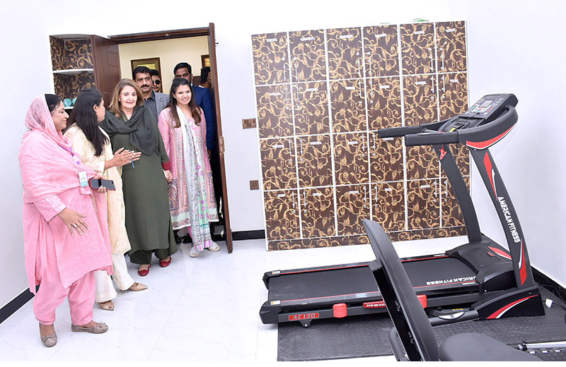 First Lady Samina Arif Alvi presents shield during inaugural ceremony of Prof Shahida Kazi Women Complex at Karachi Press Club