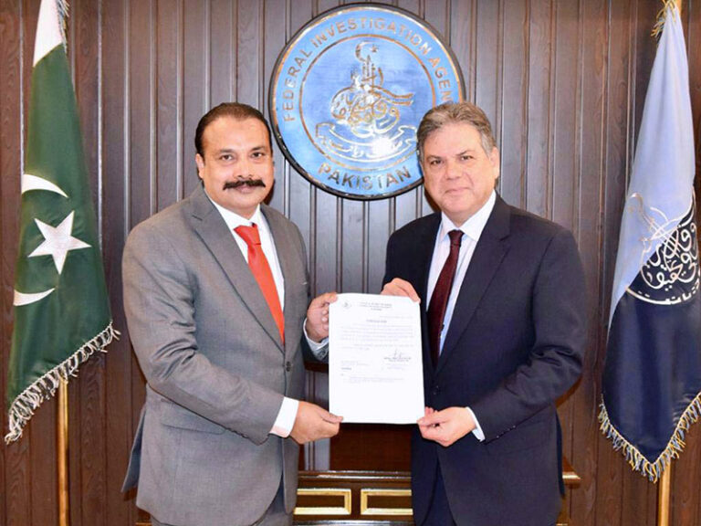 Director General Fia Mohsin Hassan Butt Presenting Appreciation Letter