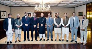 President Dr. Arif Alvi in a group photo with a delegation of Rawalpindi Chamber of Commerce and Industry, who called on him, at Aiwan-e-Sadr.