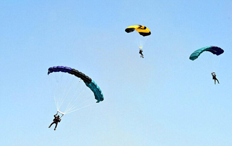 Pakistan Army paratroopers demonstrate their skills during free dive ...