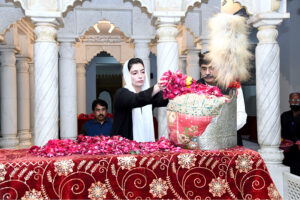 BiBi Aseefa Bhutto Zardari showering flowers on the grave of Shaheed Zulfaqar Ali Bhutoo at Garhi Khuda Bakhsh