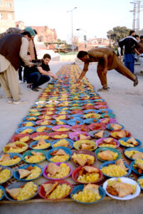 Volunteers of JDC arranging food for Iftar at Jain Mandir Chowk.