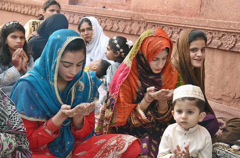 A large number of faithful offering Eid-ul-Fitr prayer of Badshahi Masjid.