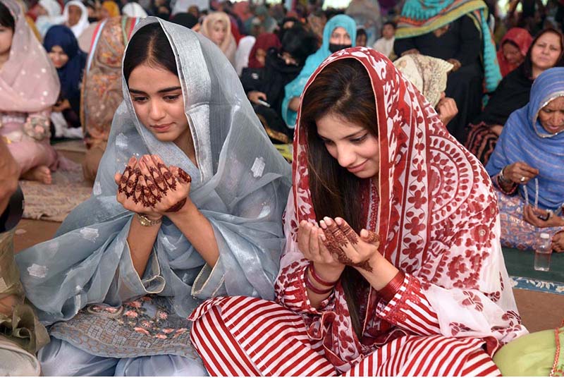 A large number of faithful offering Eid-ul-Fitr prayer of Badshahi Masjid.