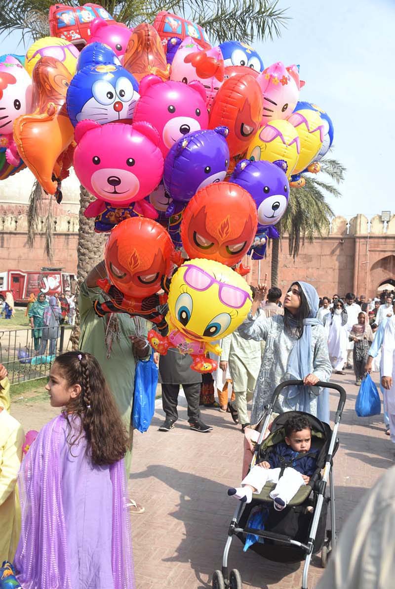 A large number of faithful offering Eid-ul-Fitr prayer of Badshahi Masjid.