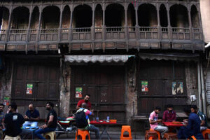 A vendor selling the traditional food (Siri Paaye) as People eat the different kind of traditional breakfast at a food stalls alongside a road in the old city (walled city) inside the dehli gate in early morning.