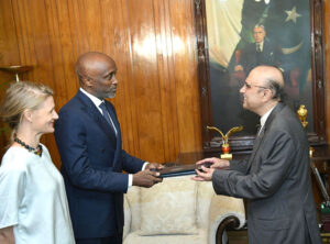 The United Nations Resident Coordinator in Pakistan, Mohamed Yahya, presenting his credentials to President Asif Ali Zardari, at Aiwan-e-Sadr.