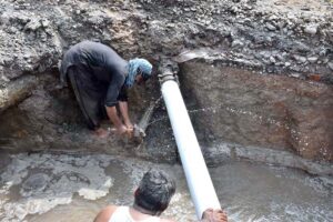 Workers are busy repairing the main water supply pipe during the work on the sewage development project.