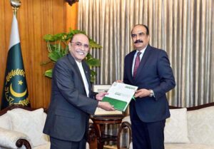 Chairman NADRA, Lieutenant General Muhammad Munir Afsar, presenting NADRA's Annual Report 2023 to President Asif Ali Zardari, at Aiwan-e-Sadr.