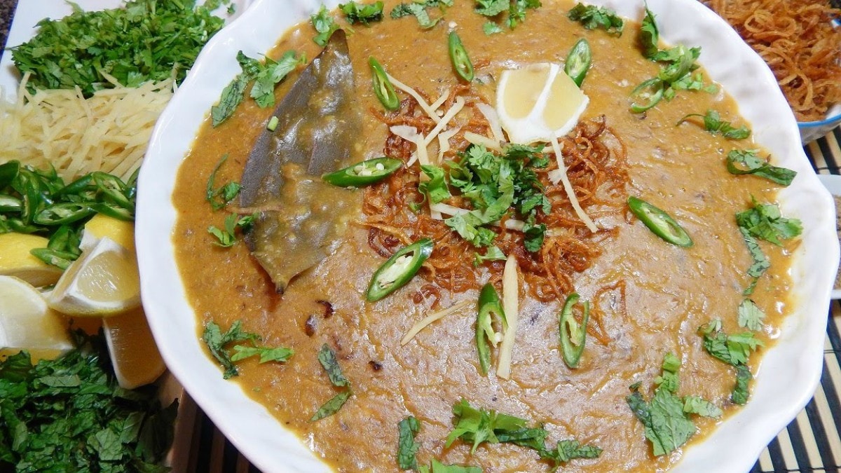 People of Sukkur distribute cooked haleem, sweet water among faithfuls