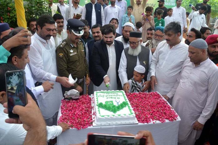 Cake cutting after Hoisted Pakistan flag ceremony with higher officials and public of district at a ceremony to mark the 78th Independence Day of Pakistan held in the city