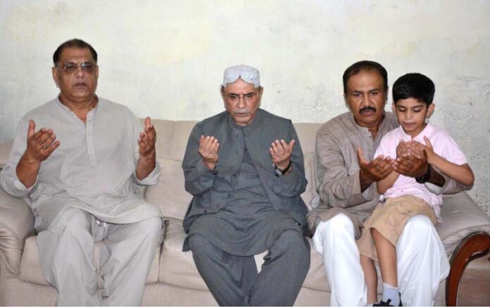 President Asif Ali Zardari offering Fateha over the martyrdom of Lt. Col. Muhammad Ali Shaheed at his family residence