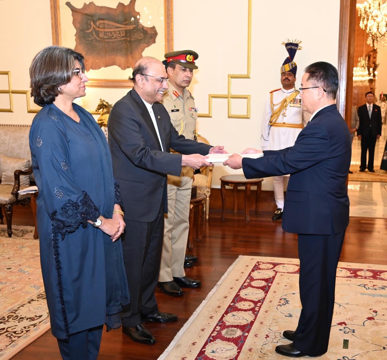 Envoys present credentials to President