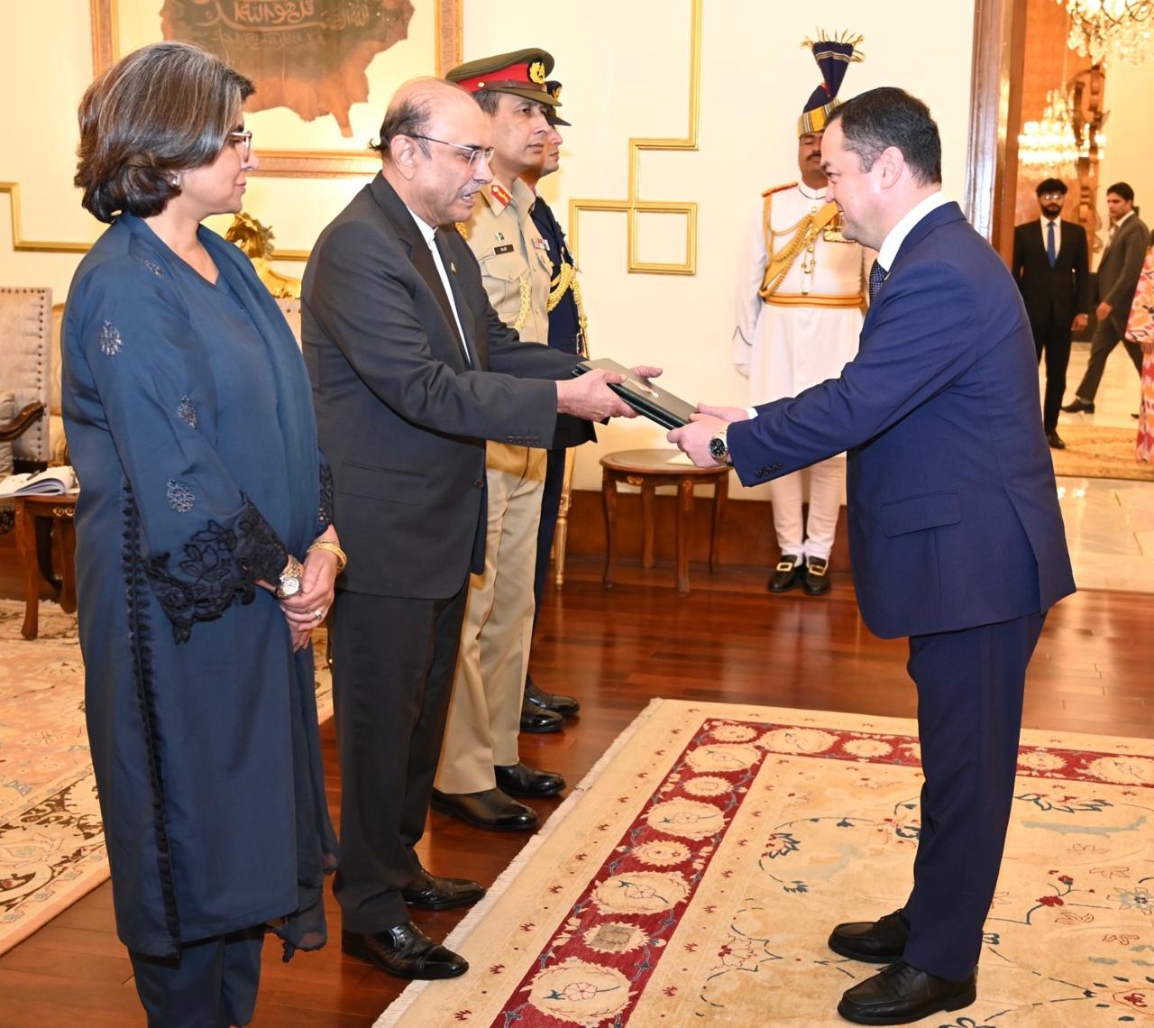 Envoys present credentials to President