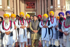 Group photo of Deputy Secretary Shrines Abandoned Waqf Estate Board Abdullah Owais with Sikh Special Jatha at Gurdwara Rohri Sahib Eminabad