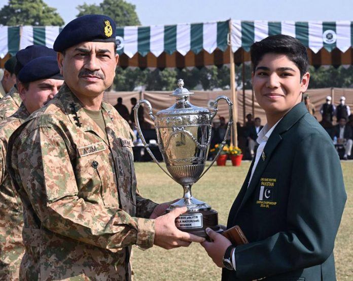 General Syed Asim Munir, NI (M), Chief of Army Staff (COAS) awards trophy to the winner at the Closing Ceremony of 44th Pakistan Army Rifle Association (PARA) Central Meet at the Army Marksmanship Unit