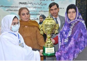 Balochistan Minister for Education Raheela Hameed Khan Durrani distributing awards to the winners of Provincial level program of declamation on occasion of Anti-Corruption Day