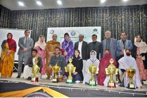 Balochistan Minister for Education Raheela Hameed Khan Durrani distributing awards to the winners of Provincial level program of declamation on occasion of Anti-Corruption Day