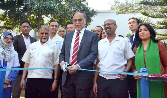 Federal Minister for Planning, Development and Special Initiatives Ahsan Iqbal inaugurating Pakistan’s first locally-made ventilator