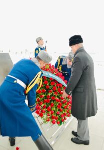 PM visits Victory Monument to honour heroes, martyrs of Karabakh war