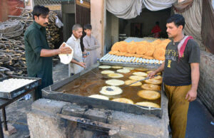 Workers busy in preparing the traditional food item pheoni at Latifabad.