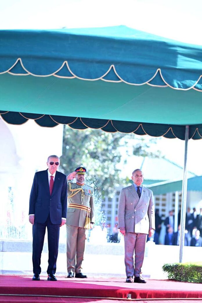 Prime Minister Muhammad Shehbaz Sharif and the President of Turkiye H.E. Recep Tayyip Erdogan receive guard of honor at PM House