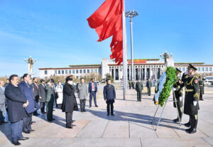 President Asif Ali Zardari laying a floral wreath in honor of the brave men and women who sacrificed their lives for China, at the Monument of the People's Heroes.