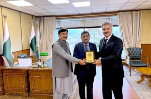 Hon'ble Mr. Justice Yahya Afridi, Chief Justice of Pakistan and Mr. Muhammad Salim Khan, Registrar, Supreme Court of Pakistan presenting the Souvenir to Mr. Nazar Abbas, Additional Registrar (Judicial) on his retirement at Supreme Court of Pakistan.