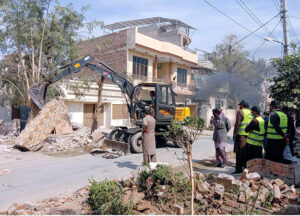 On the instructions of the Chief Minister of Punjab, the municipality workers are conducting an operation against encroachments in the commercial area and satellite town Bahawalpur.