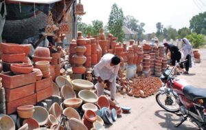 Earth pots are being sold on roadside in the city.