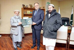 Federal Minister for Planning & Development, Ahsan Iqbal, met with Chairman of the Islamic Ideology Council, Dr. Muhammad Raghib Hussain Naeemi to discuss matters of mutual interest. Newly elected Council member and former Punjab Minister for Religious Affairs, Sahibzada Syed Saeed-ul-Hassan, was also present.