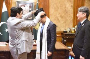 Sindh Governor Kamran Khan Tessori presents Jinnah Cap to Ambassador of Japan Akamatsu Shichi during his visit at Governor House