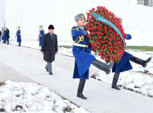 Prime Minister Muhammad Shehbaz Sharif visited and laid floral wreath at the "Victory Monument" to honour the Azerbaijani heroes and martyrs of the 2nd Karabakh War.