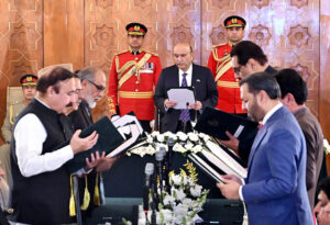 President Asif Ali Zardari administering the oath of office to Federal Ministers at Aiwan-e-Sadr.