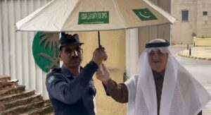 Saudi ambassador distributes umbrellas to security personnel amid rain in federal capital