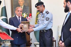 Prime Minister Muhammad Shehbaz Sharif awarding cheques and shields to the FIA and IB officials who nabbed notorious gang leader involved in human trafficking