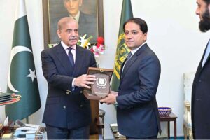 Prime Minister Muhammad Shehbaz Sharif awarding cheques and shields to the FIA and IB officials who nabbed notorious gang leader involved in human trafficking