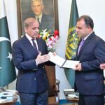 Prime Minister Muhammad Shehbaz Sharif awarding cheques and shields to the FIA and IB officials who nabbed notorious gang leader involved in human trafficking