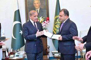 Prime Minister Muhammad Shehbaz Sharif awarding cheques and shields to the FIA and IB officials who nabbed notorious gang leader involved in human trafficking