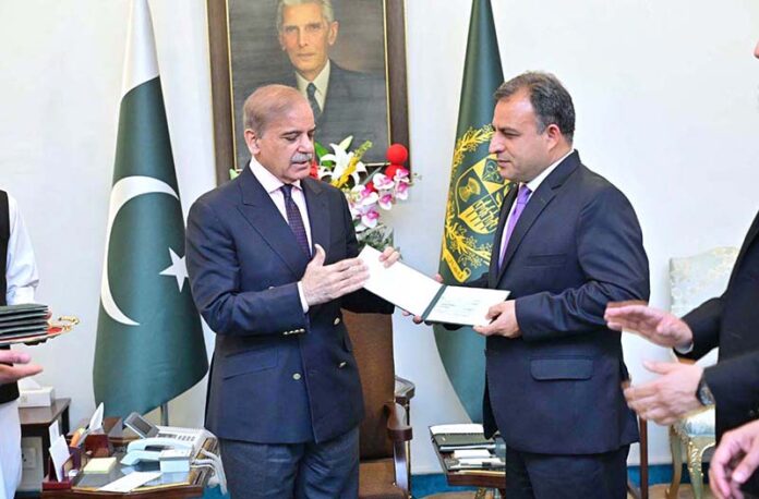 Prime Minister Muhammad Shehbaz Sharif awarding cheques and shields to the FIA and IB officials who nabbed notorious gang leader involved in human trafficking