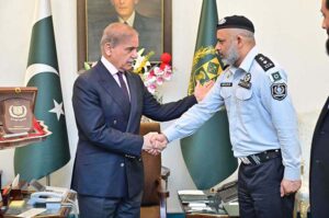 Prime Minister Muhammad Shehbaz Sharif awarding cheques and shields to the FIA and IB officials who nabbed notorious gang leader involved in human trafficking