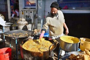 Vendors busy in frying traditional food items for iftar during holy fasting month of Ramzan-ul-Mubark at F-6/1 Market in Federal Capital.