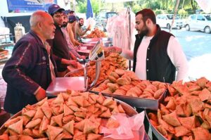 Vendors busy in frying traditional food items for iftar during holy fasting month of Ramzan-ul-Mubark at F-6/1 Market in Federal Capital.