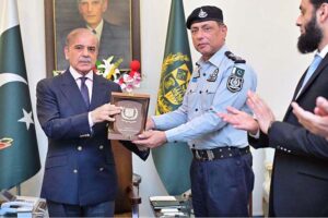 Prime Minister Muhammad Shehbaz Sharif awarding cheques and shields to the FIA and IB officials who nabbed notorious gang leader involved in human trafficking