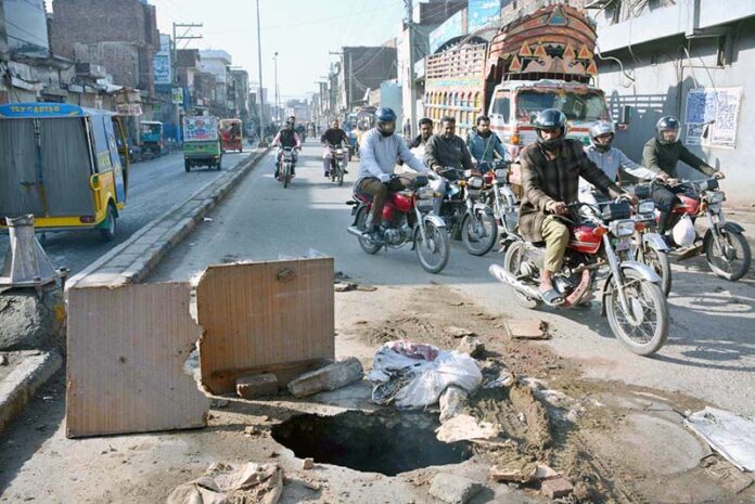 A sewerage pipeline collapse has created a hole in the middle of Millat Road after heavy rain last night, taking a concern for the administration