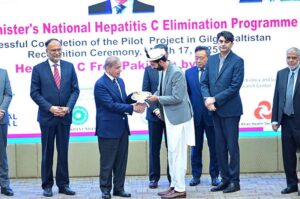 Prime Minister Muhammad Shehbaz Sharif presents shields to the contributors of Gilgit Baltistan Pilot Project of Prime Minister's National Hepatitis-C Elimination Programme.